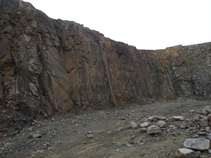 Vrstvy kontaktně metamorfovaných sedimentů v lomové stěně