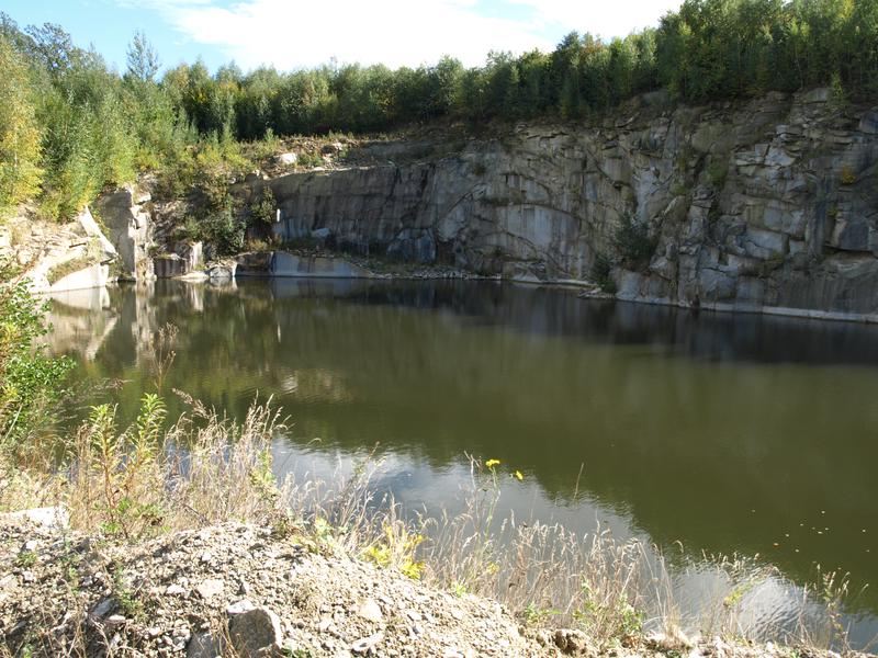 Zatopený granitový lom